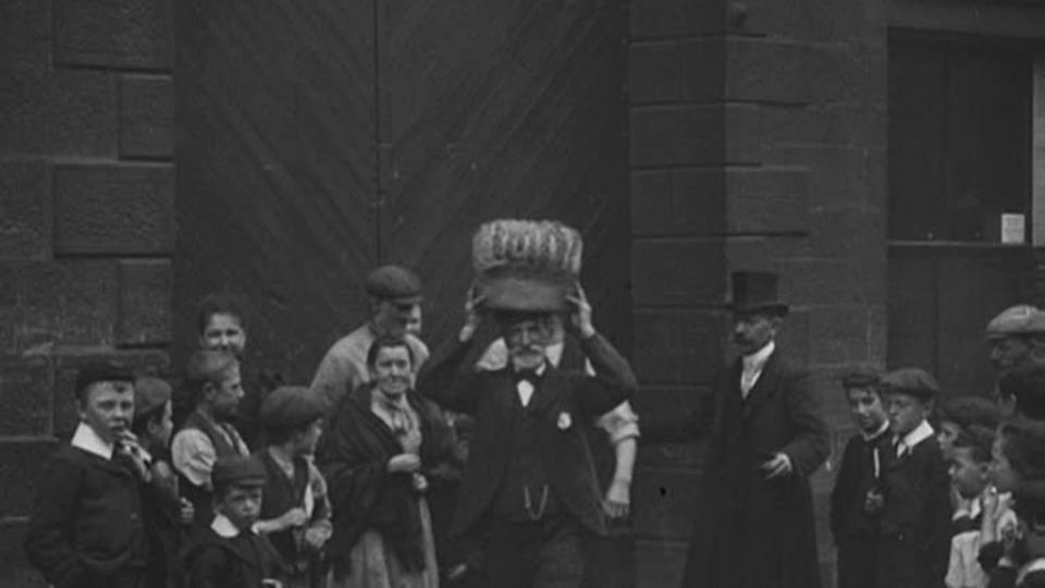 Watch Darwen Factory Gate (1901) online BFI Player