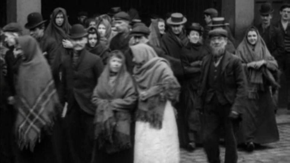 Watch Workforce of Howarth's Ordsall Mill, Salford (1900) online BFI